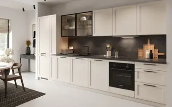 Moderne Einbauküche in elegantem, zeitlosem Design mit cremefarbenen Rahmenfronten, dunkler Arbeitsplatte und schwarzen Griffen. Die Küchenzeile bietet harmonische Kontraste zwischen hellen Oberflächen und einer dunklen Rückwand.